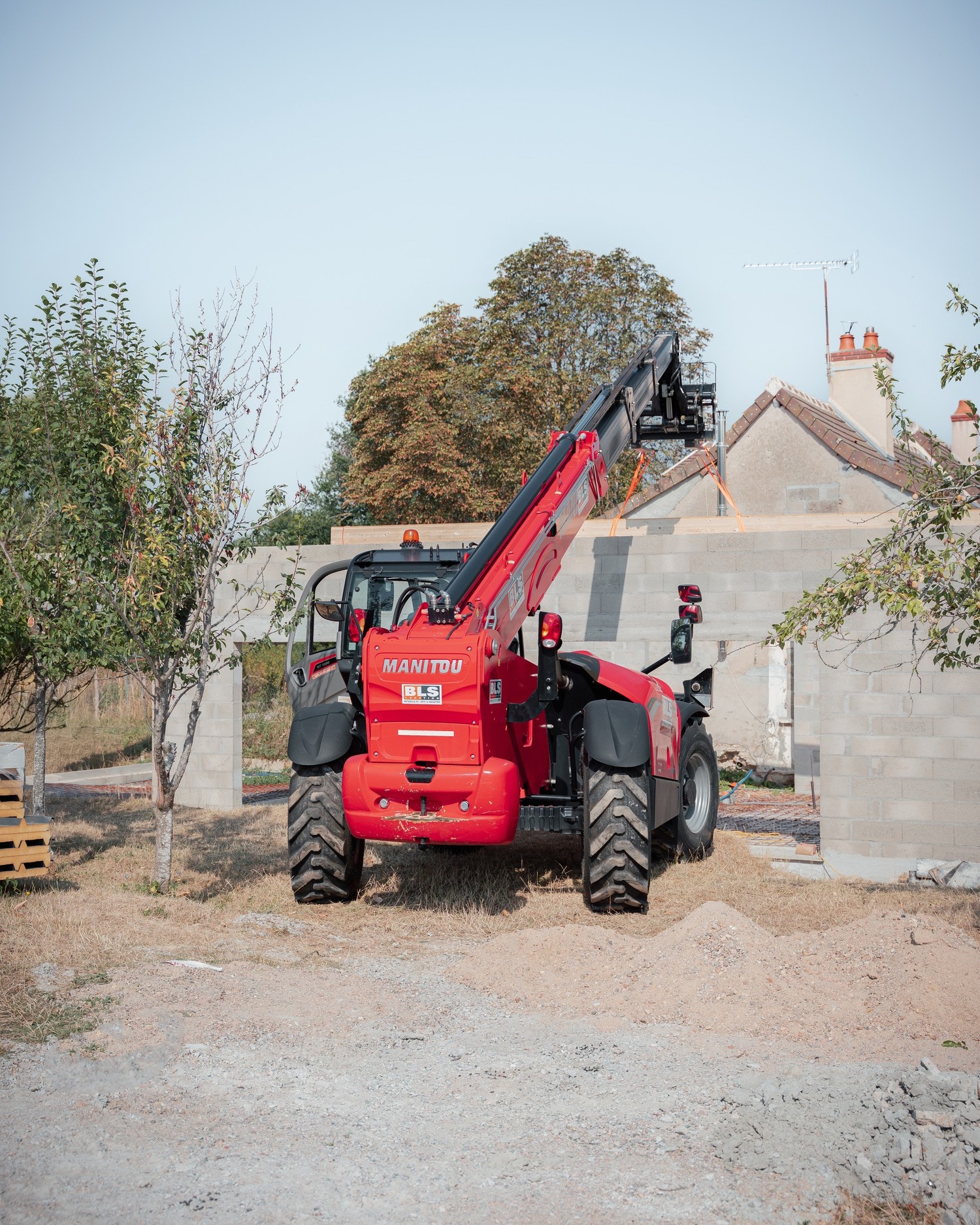 Étape de levage sur le chantier de toiture d’une extension à Pouzy-Mésangy.