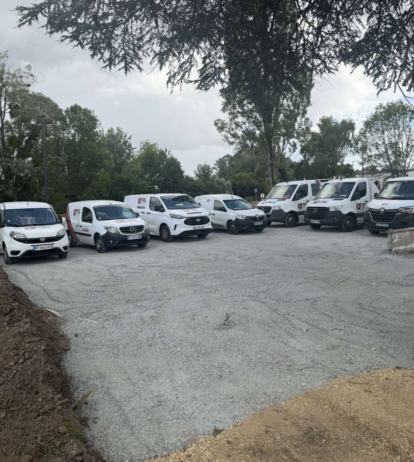 Une partie de la flotte de camions et utilitaires ALP Construction.